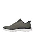 Grüner Sportschuh mit strukturiertem Mesh-Obermaterial, gepolstertem Kragen und einer kontrastierenden weißen Außensohle mit flexiblen Rillen für besseren Halt.