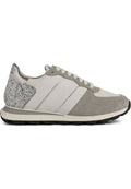 Hellgraue Sneakers mit einem Obermaterial aus Wildleder und Leder, ausgestattet mit metallischen Akzenten und einer strukturierten, glitzernden Ferse. Gummisohle.