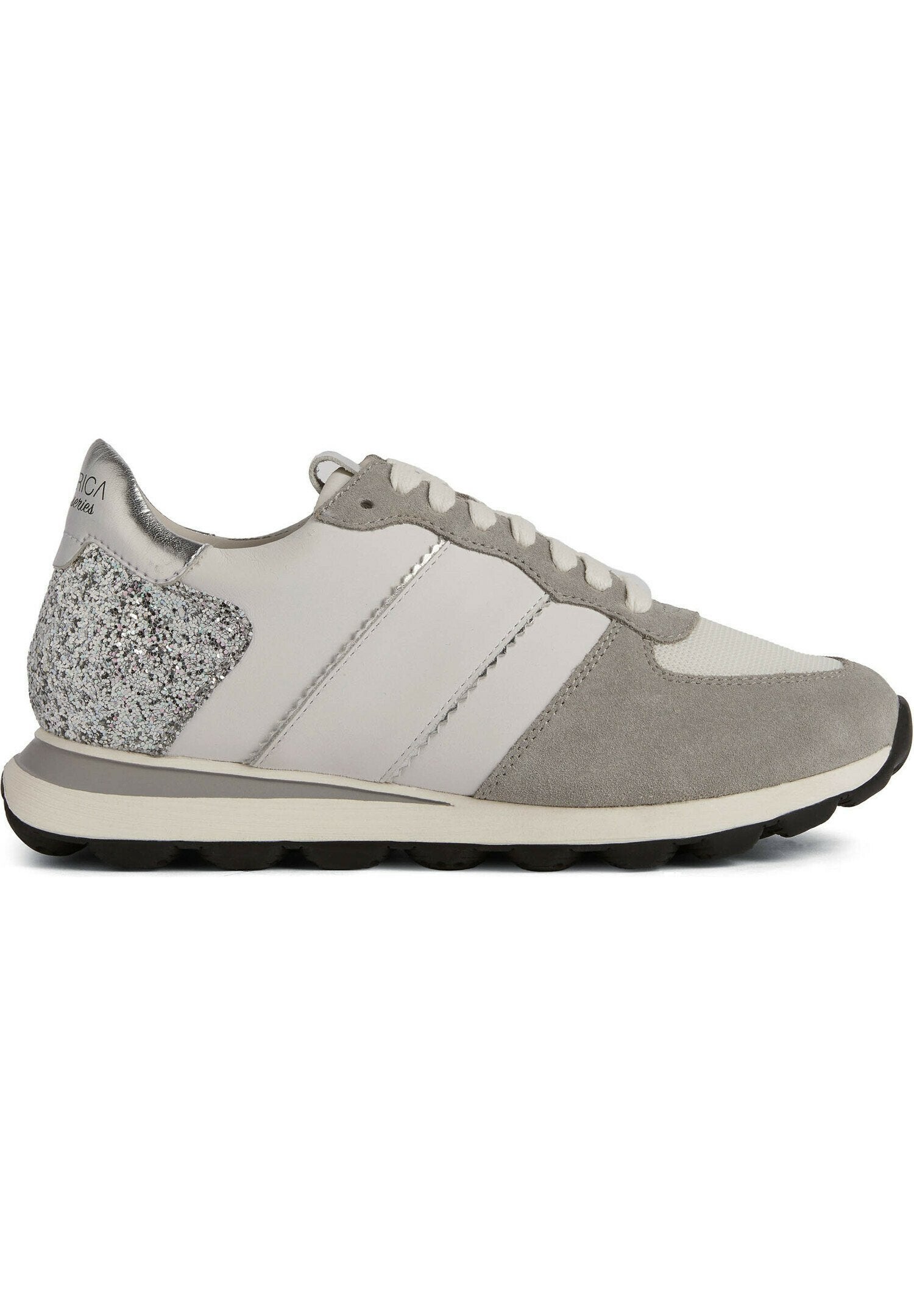 Hellgraue Sneakers mit einem Obermaterial aus Wildleder und Leder, ausgestattet mit metallischen Akzenten und einer strukturierten, glitzernden Ferse. Gummisohle.