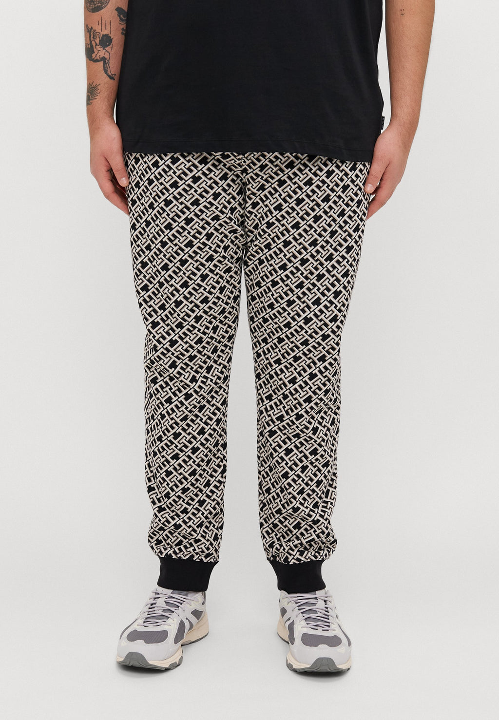 MONOGRAM UNISEX Media 3