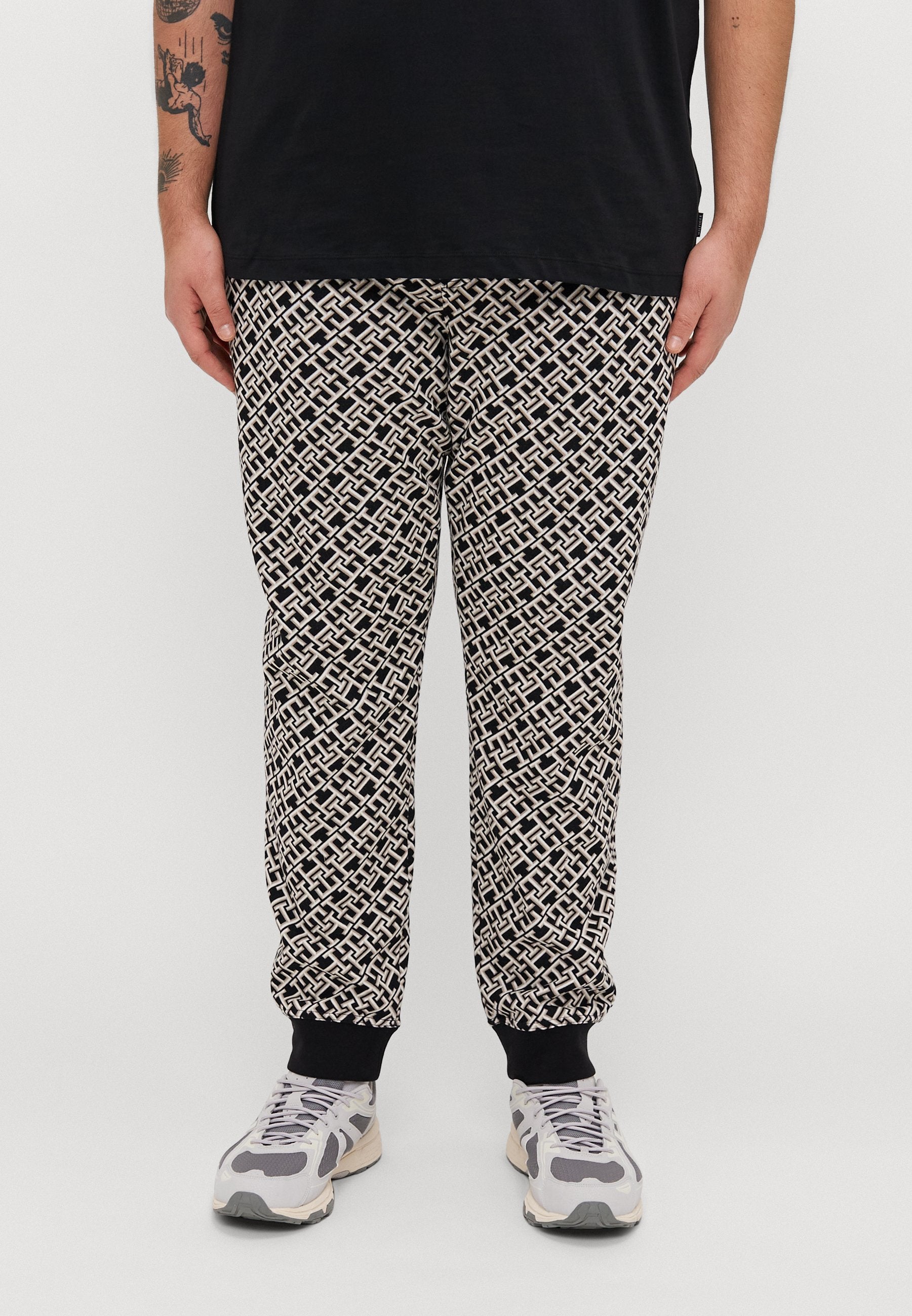 MONOGRAM UNISEX Media 3