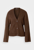 Brauner Cardigan aus weichem Material, mit V-Ausschnitt, vorderen Knöpfen und zwei vorderen Taschen. Rippbündchen und Saum verleihen Textur.
