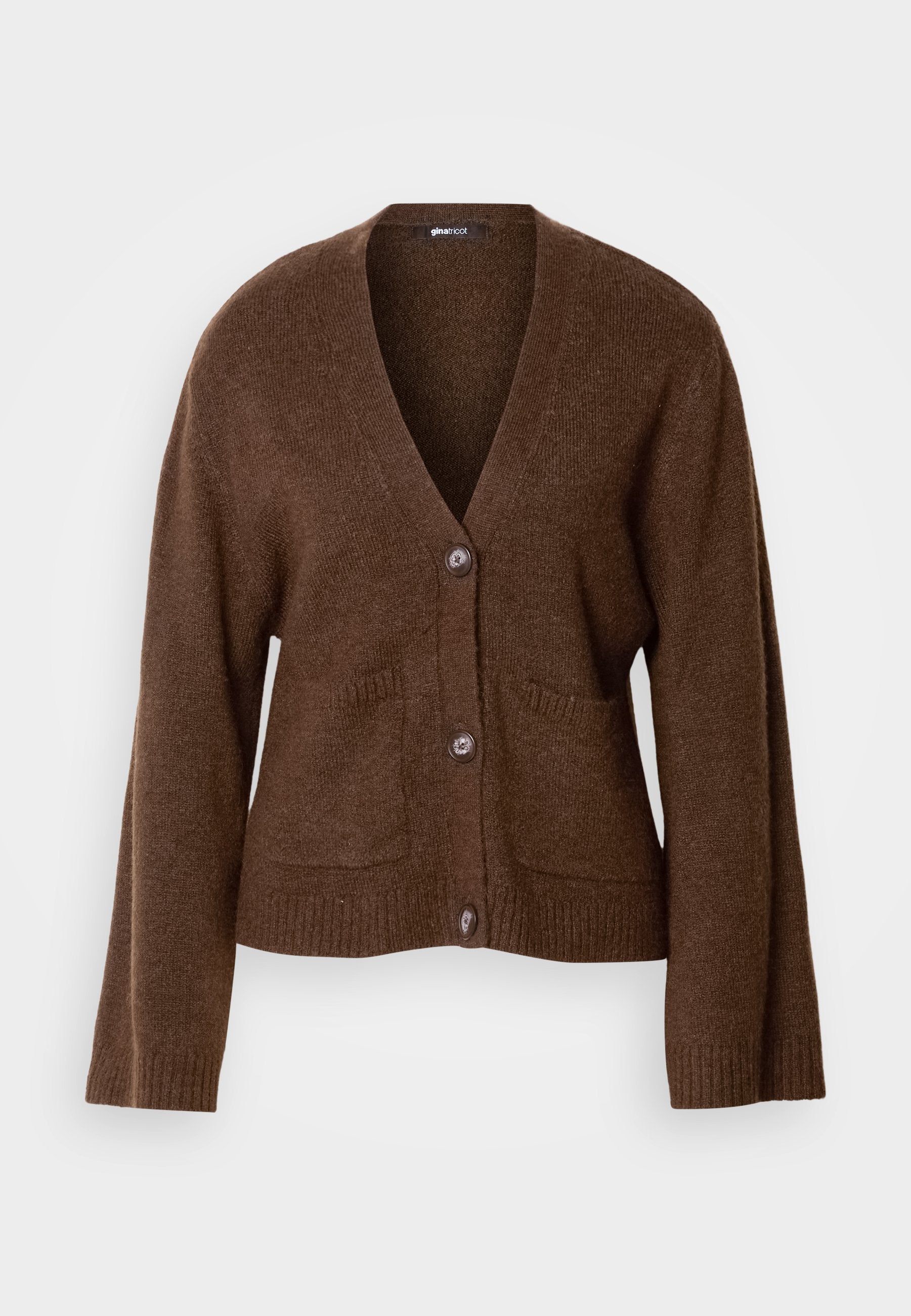 Brauner Cardigan aus weichem Material, mit V-Ausschnitt, vorderen Knöpfen und zwei vorderen Taschen. Rippbündchen und Saum verleihen Textur.