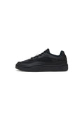 Schwarzer Sneaker aus glattem Leder und Textil, mit einer dicken Sohle, abgerundetem Zehenbereich und kontrastierenden Texturakzenten.