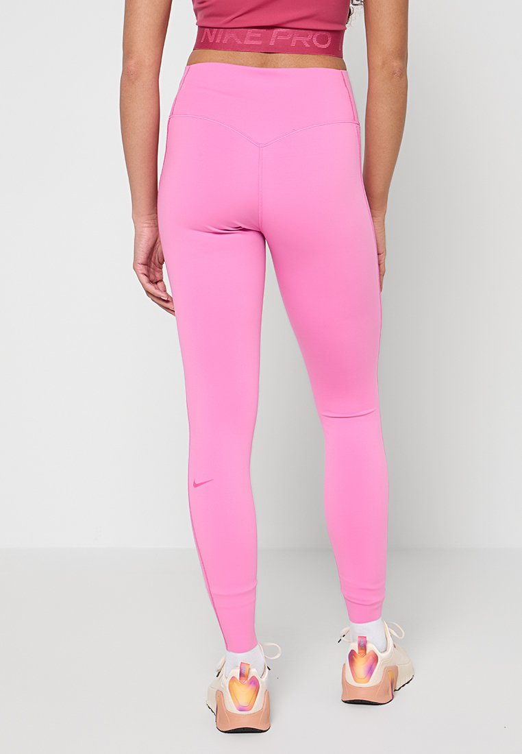 Nike Performance UNIVERSA