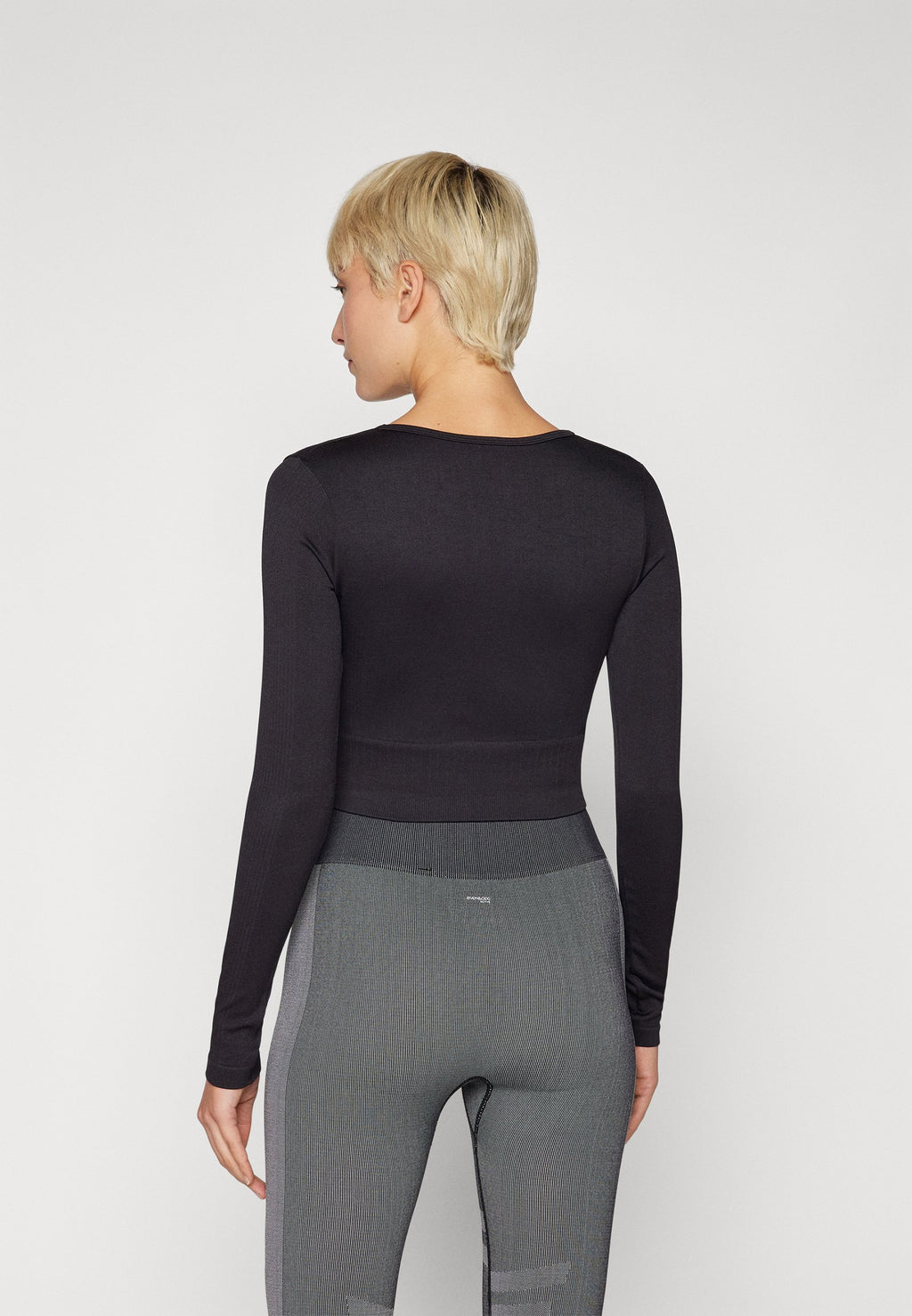 ONLY Play ONPFREE SHORT SEAM TOP