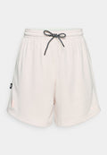 Helle rosa Netzshorts mit einem elastischen Bund, schwarzem und weißem Kordelzug sowie dezenten Brandingakzenten am Saum und an der Seite.