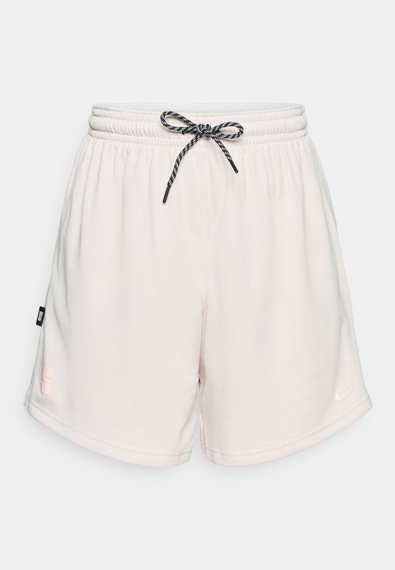 Helle rosa Netzshorts mit einem elastischen Bund, schwarzem und weißem Kordelzug sowie dezenten Brandingakzenten am Saum und an der Seite.