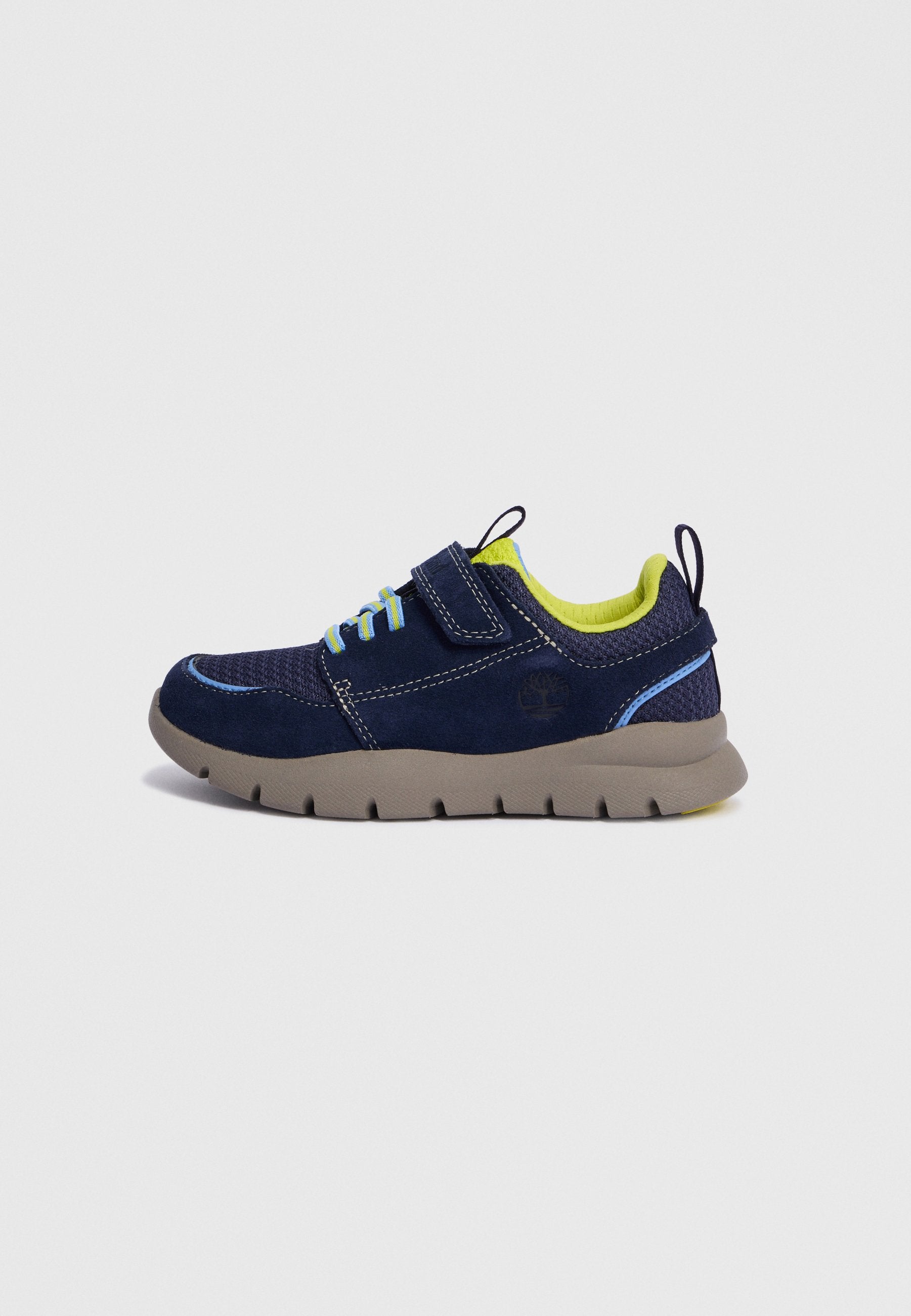 Navyblaue Sneaker aus Wildleder und Mesh, mit einem Klettverschluss, einer limonengrünen Innenausstattung und einer grauen Gummisohle mit strukturiertem Muster.