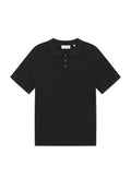 Schwarzes Poloshirt mit strukturiertem Muster, zwei Knöpfen am Ausschnitt und geripptem Kragen. Kurze Ärmel und gerader Saum.