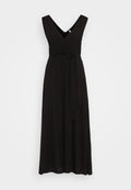 Schwarzes Wickelkleid mit V-Ausschnitt und breiten Schulterträgern, aus weichem Stoff mit gefältelten Details und gebundenem Taillenband. Bodenauslength.