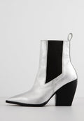 Silberner Stiefelette mit spitz zulaufender Schuhspitze, elastischem Seiteneinsatz und schwarzem strukturiertem Detail. Verfügt über einen klobigen schwarzen Absatz und ein glattes metallisches Finish.