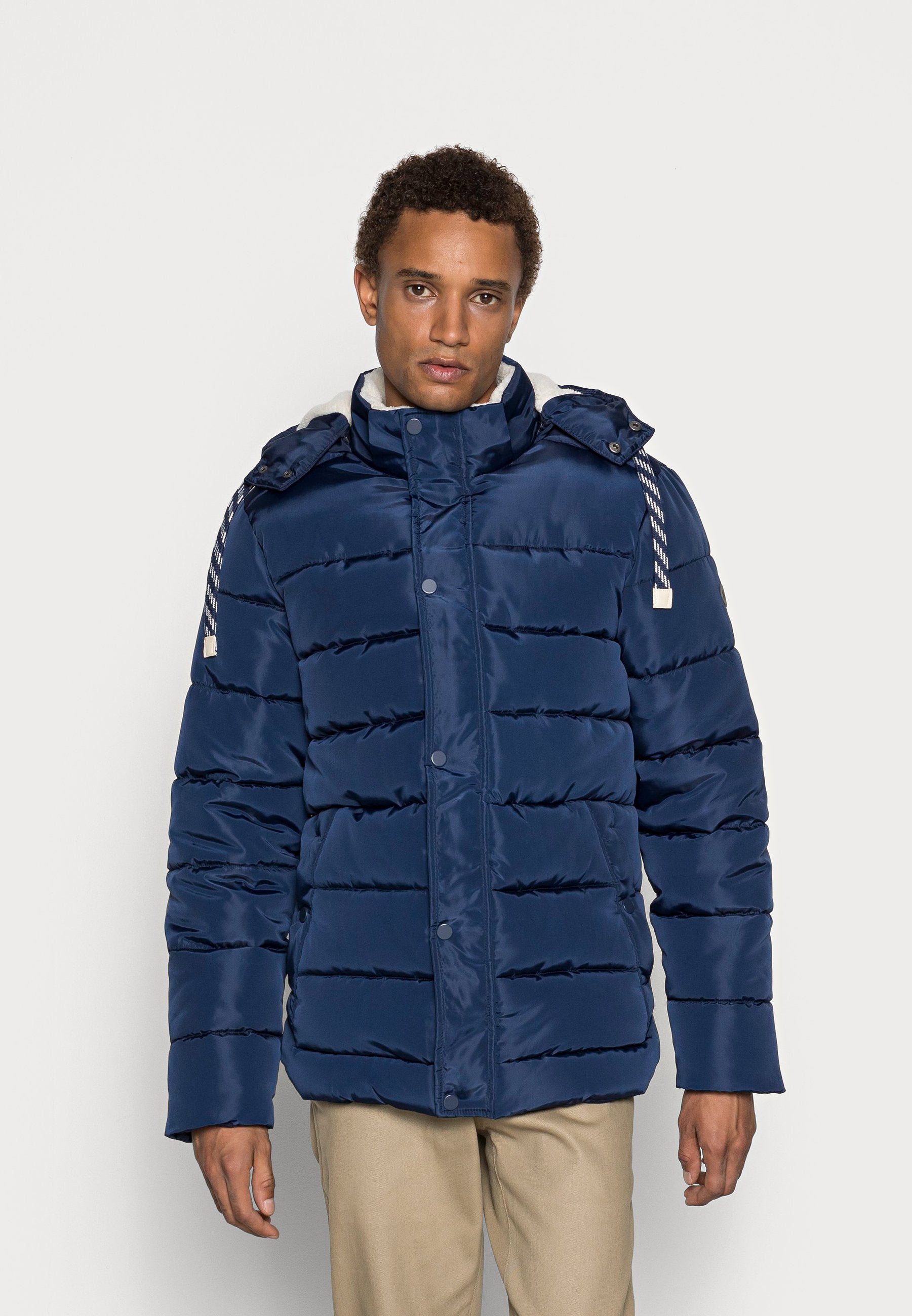 BHOUTERWEAR HOODED Media 3