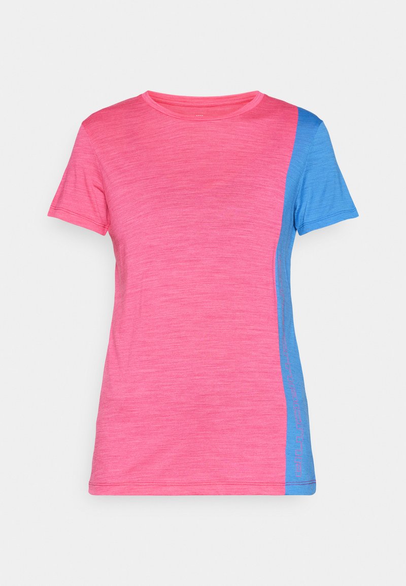 T-Shirt mit kurzen Ärmeln, pinkem Körper und blauem linken Paneel. Verfügt über eine weiche Textur und eine Seitennahtakzentuierung mit schlichten Markendetails.