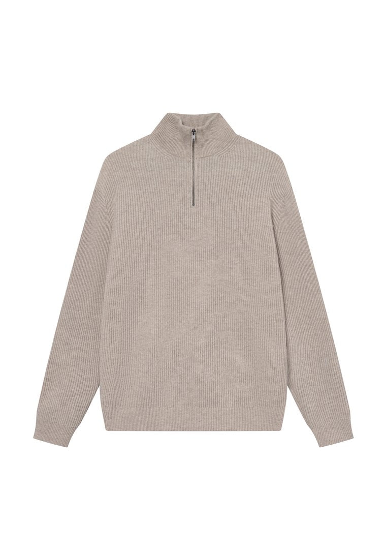 Beige gerippter Pullover mit hohem Kragen und halber Reißverschluss. Aus weichem Material gefertigt, mit langen Ärmeln und lockerer Passform.