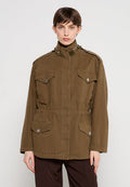 Braune militärisch angelehnte Jacke mit hohem Kragen, zwei Brusttaschen, verstellbarem Bund und Druckknopfdetails. Weicher, strukturierter Stoff.