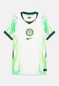 Weißes und grünes Fußballtrikot der Nigeria Football Federation mit Flammendesign, schwarzem Kragen und Nike-Logo vorne.