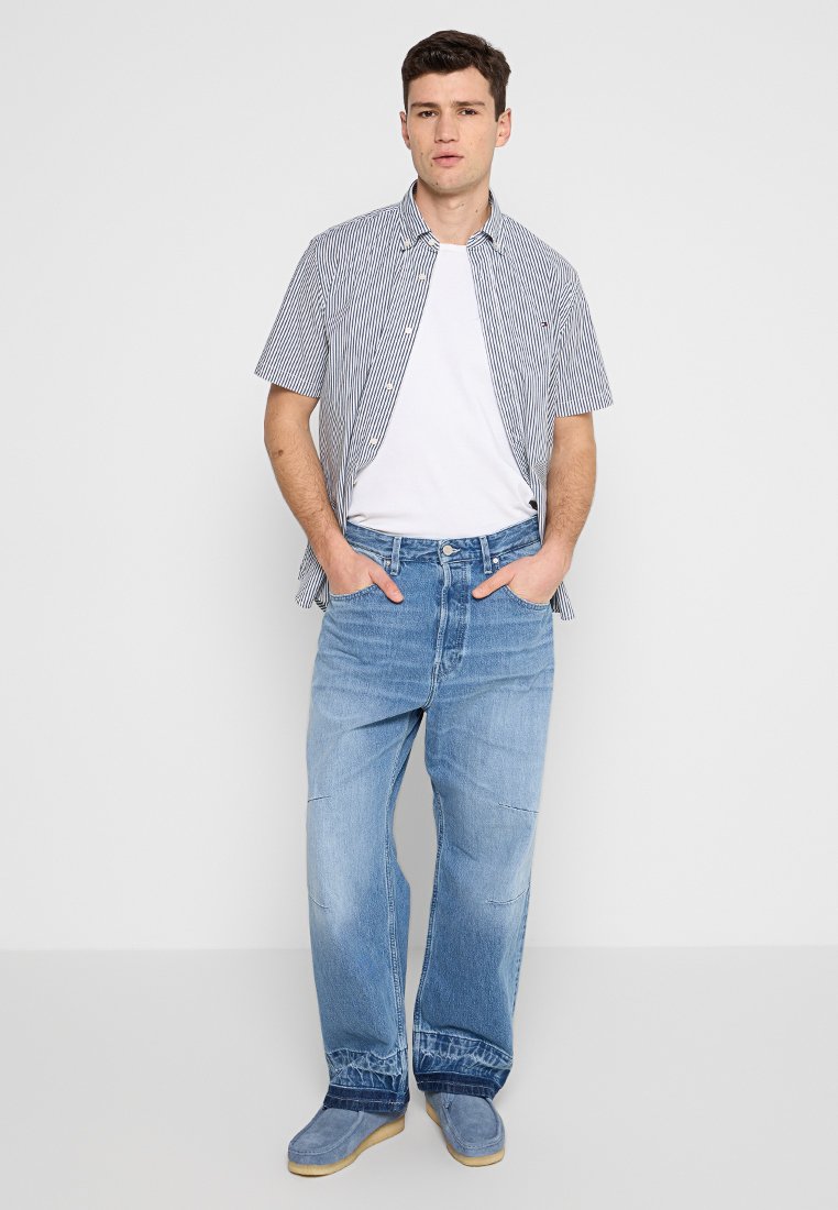 REGULAR FIT Media 3
