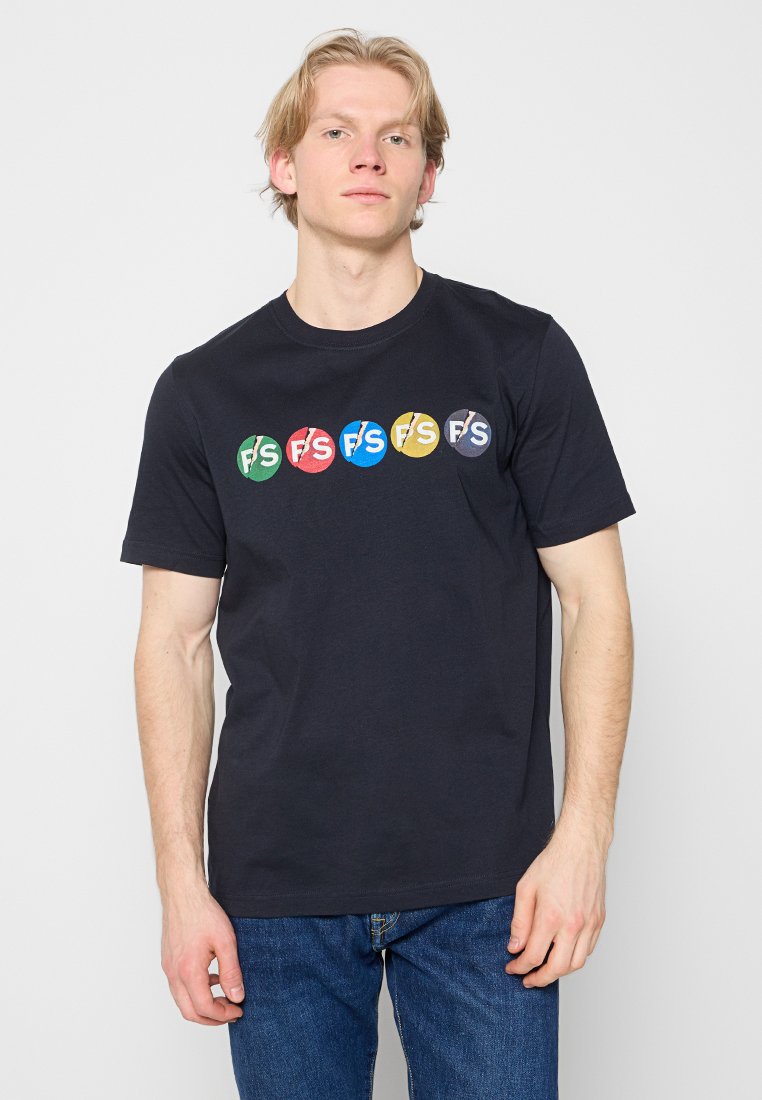 Marineblaues Baumwoll-T-Shirt mit sechs bunten, runden Logodesigns quer über der Brust. Kurze Ärmel und ein Rundhalsausschnitt.