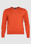 Helles orangefarbenes, langärmeliges, gestricktes Pullover mit Rundhalsausschnitt, Rippenbündchen an Ärmeln und Saum, vor einfarbigem Hintergrund dargestellt.