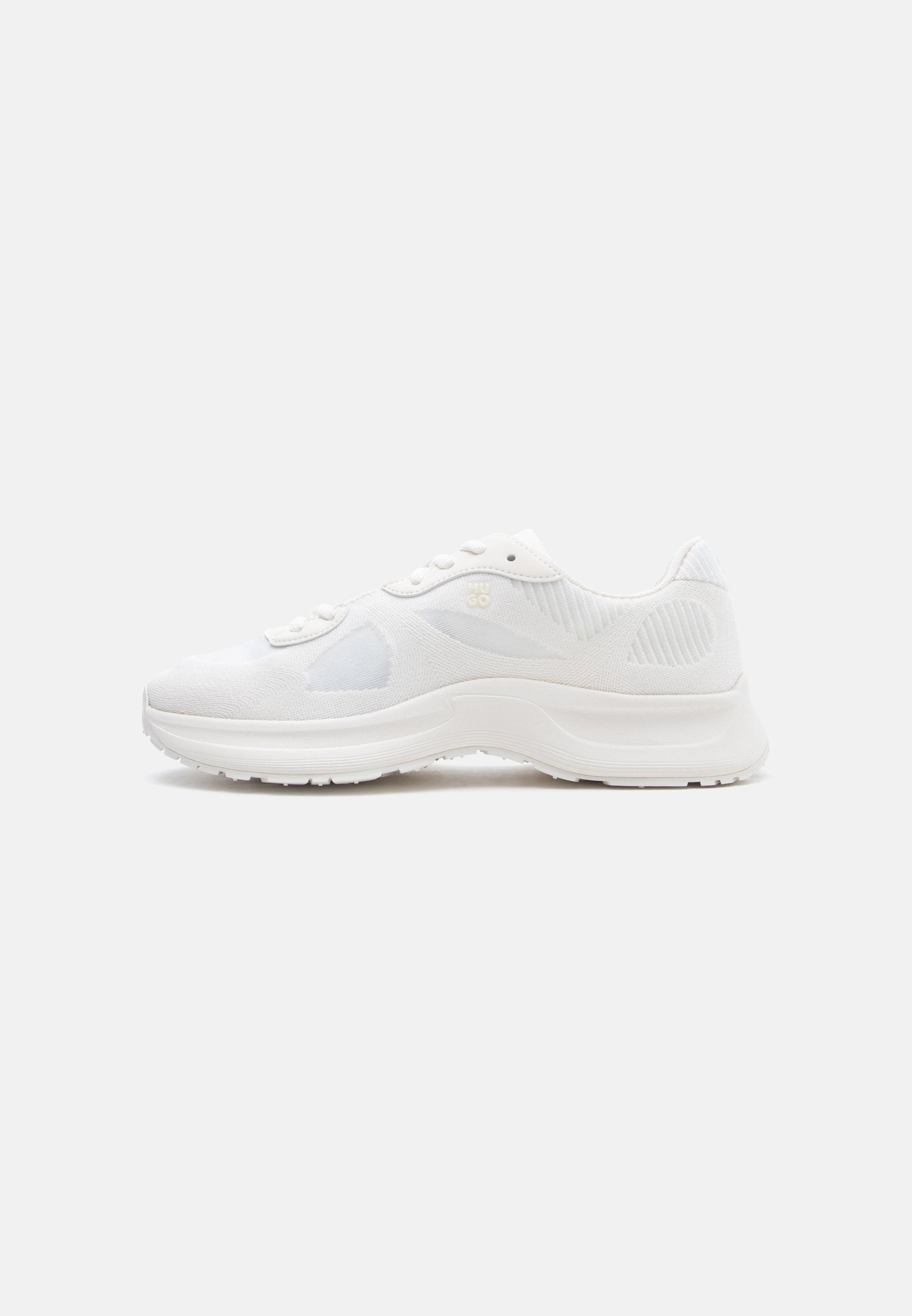 Weißer niedriger Sneaker mit Mesh- und strukturiertem Stoff-Obermaterial, gepolsterter Sohle und Schnürverschluss, seitlich dargestellt.