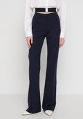 Marineblaue, taillierte Hose mit schlankem Schnitt und ausgestelltem Saum; aus einem glatten Stoff gefertigt; verfügt über einen hohen Bund und subtile Faltendetails.