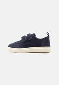 Marineblaue Wildledersneaker mit weißer Sohle, zwei verstellbaren Klettverschlüssen und dekorativen Perforationen an den Seiten und der Zehenpartie.