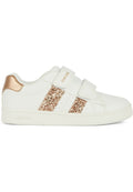 Weiße Sneakers mit rosegoldenen Glitzerstreifen und einem metallischen Fersenelement. Verfügt über zwei Klettverschlüsse und eine strukturierte Gummisohle.