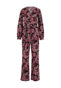 Blumenoverall aus dunklem Stoff mit V-Ausschnitt, langen Ärmeln, elastischem Bund und weitem Bein, verziert mit rosa und roten Blumenmustern.
