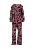 Blumenoverall aus dunklem Stoff mit V-Ausschnitt, langen Ärmeln, elastischem Bund und weitem Bein, verziert mit rosa und roten Blumenmustern.