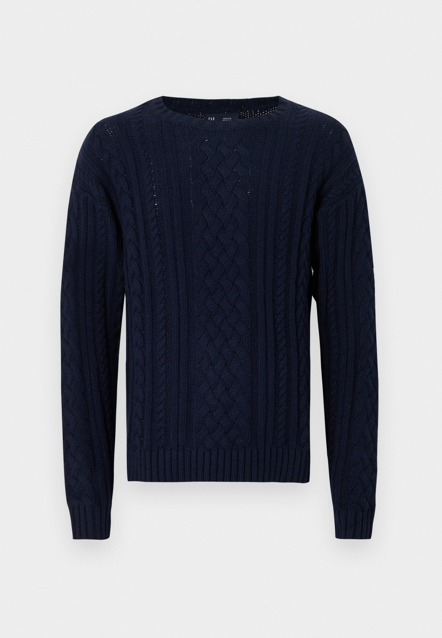 Marineblauer Strickpullover mit rundem Ausschnitt, der ein strukturiertes Zopfmuster, gerippte Kanten und lange Ärmel aufweist.
