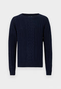 Marineblauer Strickpullover mit rundem Ausschnitt, der ein strukturiertes Zopfmuster, gerippte Kanten und lange Ärmel aufweist.
