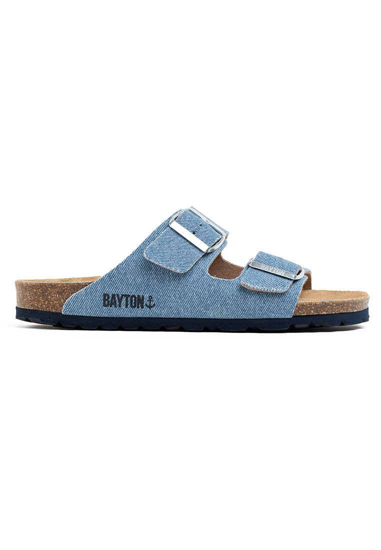 Denim-Slidesandale mit zwei verstellbaren Schnallenriemen, Korkfußbett und strukturiertem Gummi-Außensohle; verfügt über ein schwarzes Logo an der Seite.