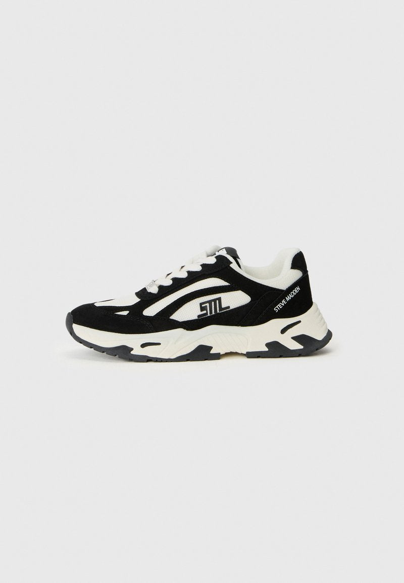 Schwarz-weißer Steve Madden Sneaker mit dicker Sohle, schwarzen Überzügen, weißen Mesh-Panels und Markendetails an der Seite und Ferse.