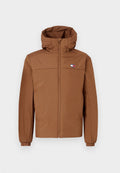Braune Jacke mit Reißverschluss und Kapuze, hergestellt aus leichtem Material. Verfügt über elastische Bündchen und ein kleines Logo auf der linken Brust.