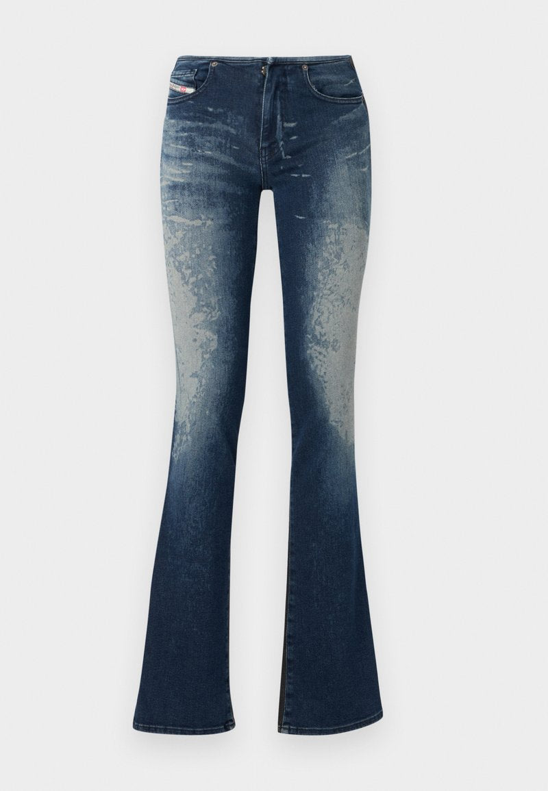 Ausgestellte Jeans aus Denim mit einer dunkelblauen Waschung und hellerem Verblassen, strukturierten Oberflächen und einem Reißverschluss. Fünf-Taschen-Design mit Markenlabel.