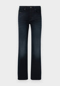 Dunkelblaue Jeans aus Denim mit geradem Bein, fünf Taschen und subtilen Verbleichungen an den Oberschenkeln und Unterschenkeln.