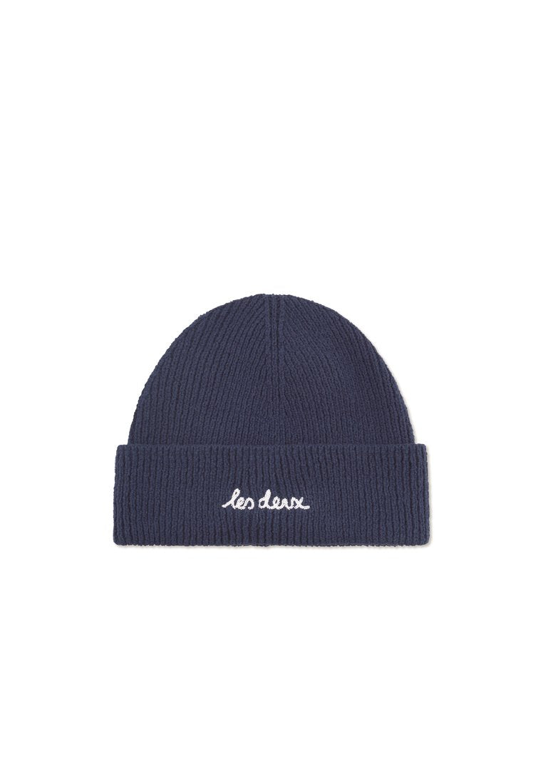 Navyblaue Strickmütze mit gerippter Textur und umgeschlagenem Saum. Auf der Vorderseite ist der weiße bestickte Text "les deux" zu sehen.