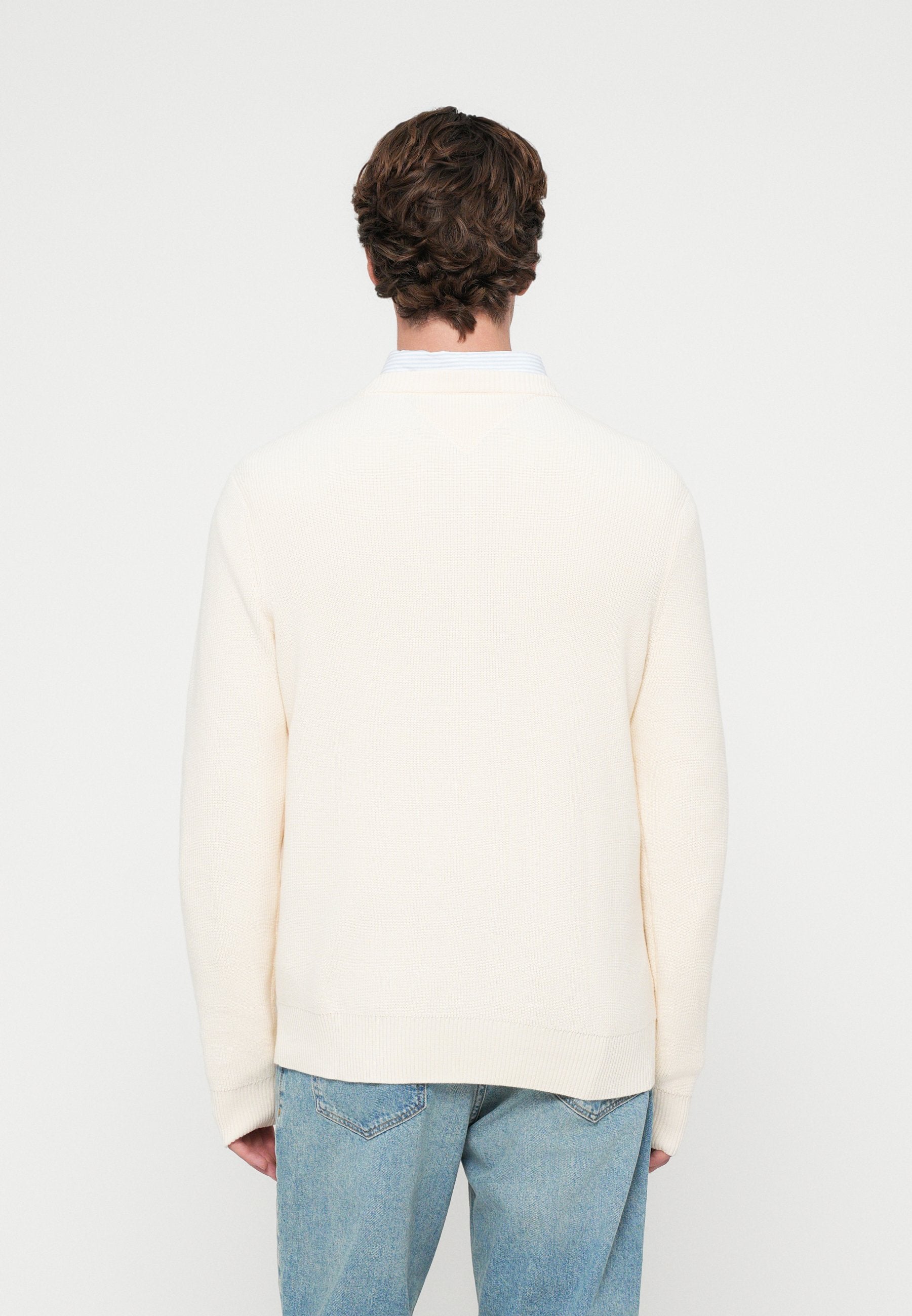 SEASONAL GRAPHIC C NECK Media 4