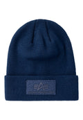 Navy Strickmütze mit umgeschlagenem Bund und strukturiertem Patch, das das Markenlogo in einem helleren Blauton zeigt. Weicher Stoff mit glatter Textur.