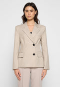 Beige taillierter Blazer mit Reverskragen, zwei vorderen Taschen und schwarzen Knöpfen. Glattes, strukturiertes Gewebe, leicht taillierte Silhouette.