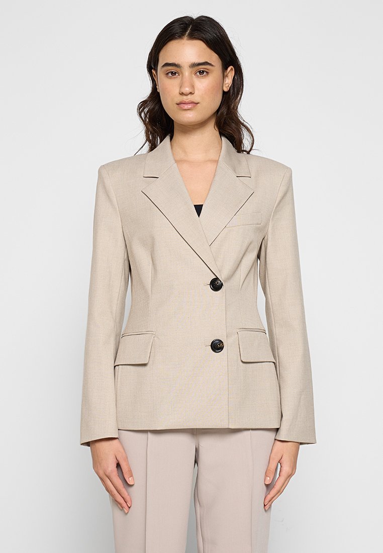 Beige taillierter Blazer mit Reverskragen, zwei vorderen Taschen und schwarzen Knöpfen. Glattes, strukturiertes Gewebe, leicht taillierte Silhouette.