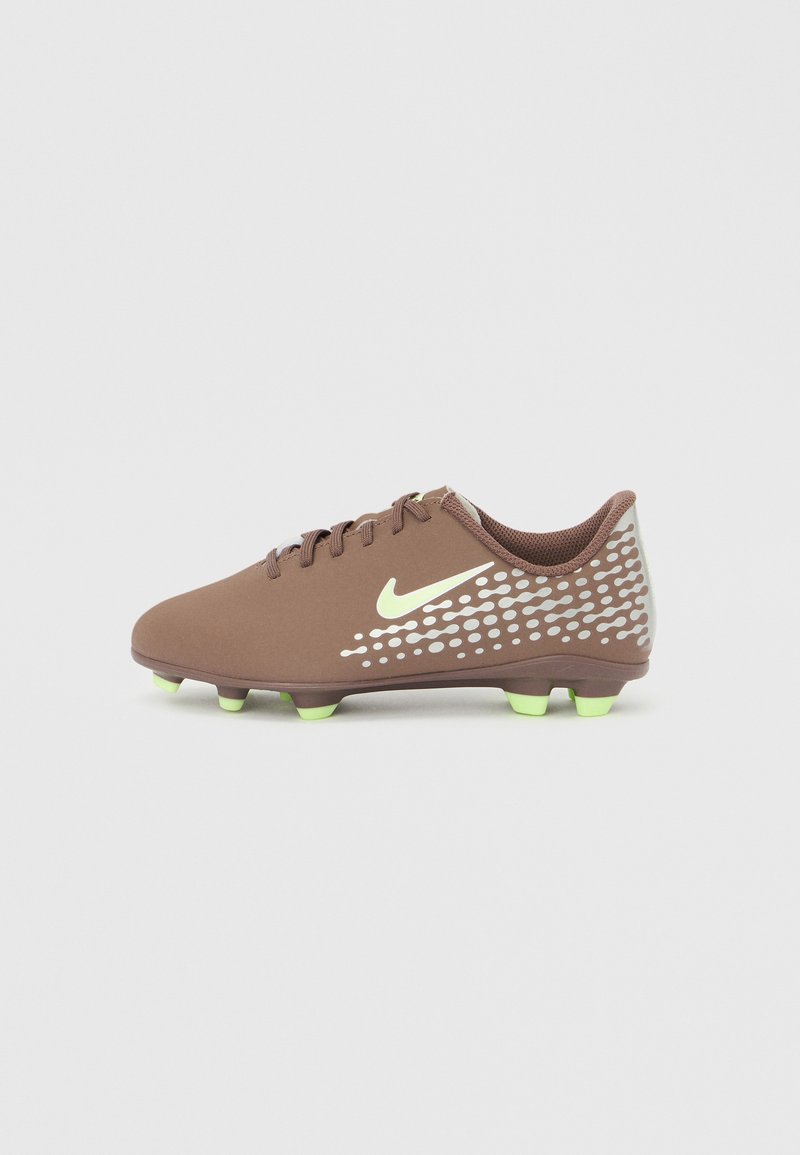 Brauner Fußballschuh mit grünen Akzenten und einem strukturierten grauen Muster an der Seite. Verfügt über Schnürsenkel und ein niedrig geschnittenes Design für mehr Beweglichkeit.