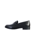 Schwarze Lederloafers mit glatter Oberfläche, runder Zehenpartie und kleinem Blockabsatz sowie dekorativer Naht am Blatt.