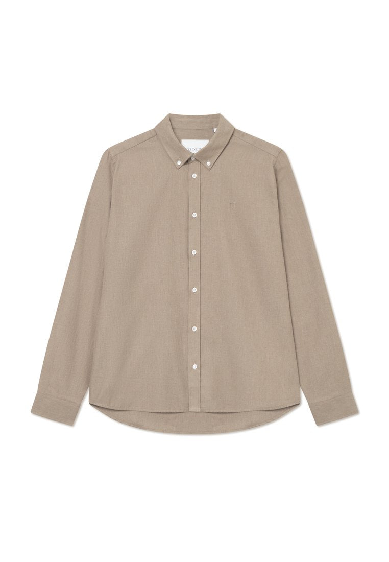 Beige Langarm-Hemd mit Knöpfen und spitzem Kragen, Frontknöpfen und abgerundetem Saum. Texturiertes Gewebe mit dezentem Glanz.