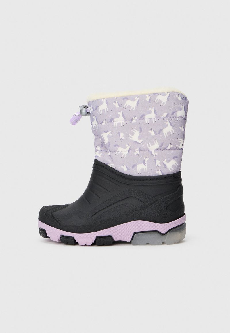 Kinder-Winterstiefel mit einem schwarzen unteren Teil und einem gepolsterten lila Oberteil mit einem Einhornmuster. Abgerundet mit einem weißen Futter aus Fell.
