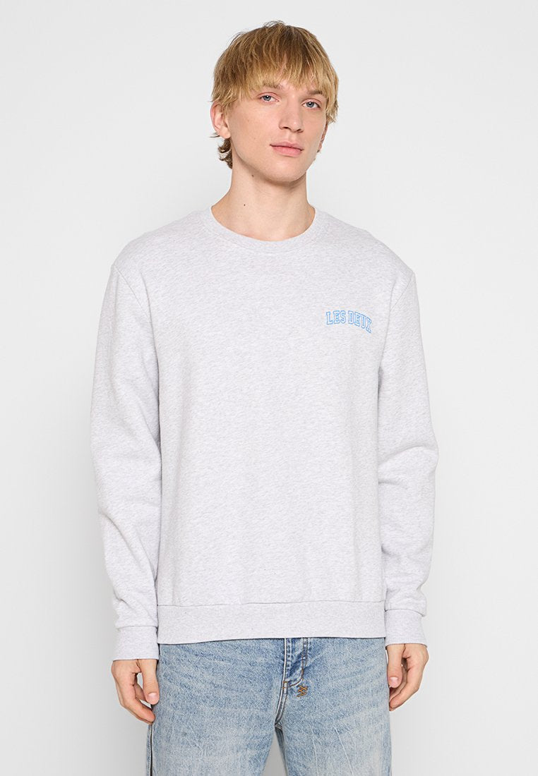 Grauer Sweatshirt aus Baumwollmischung mit langen Ärmeln und Rundhalsausschnitt. Auf der linken Brust befindet sich der Aufdruck "LES DEUX" in Hellblau.