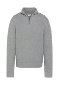 Grauer gerippter Strickpullover mit einem halbhohen Reißverschlusskragen, langen Ärmeln sowie elastischen Bündchen und Saum. Verfügt über ein kleines Logo auf dem Ärmel.