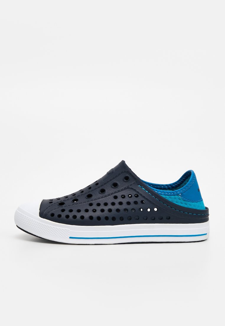 Marineblauer Slipper mit perforierten Löchern, weißer Gummikappe an der Spitze, weißer Sohle mit blauem Streifen und leuchtend blauem Fersenkragen.