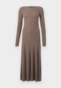 Langes braunes, geripptes Strickkleid mit langen Ärmeln und einem Boot-Ausschnitt, das einen taillierten Oberkörper hat, der sich zum Saum hin ausstellt.